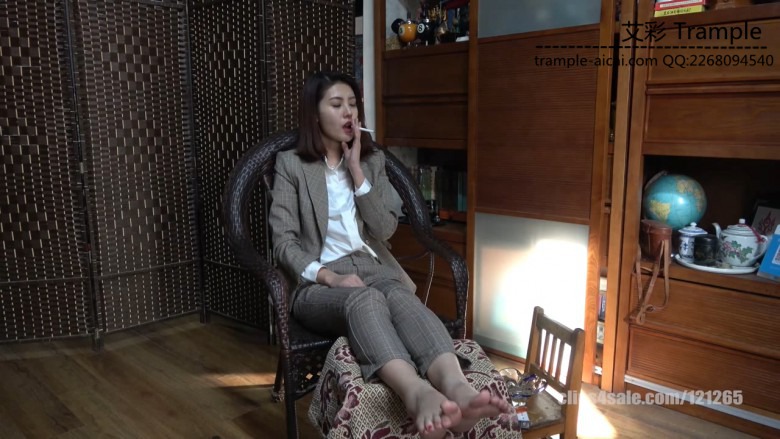 OL美女抽着烟涂指甲油,穿上高跟鞋贼美~