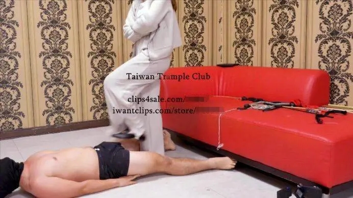 台湾踩踏俱乐部 VITA暴力跺屌踹下体
