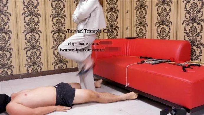 台湾踩踏俱乐部 VITA暴力跺屌踹下体