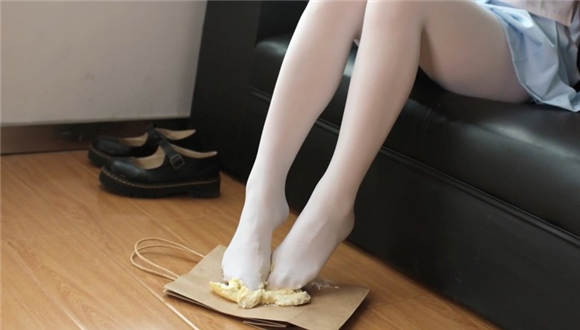 漂亮小妹妹白丝踩蛋糕