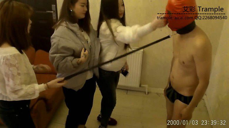 猥琐男墙角被群殴