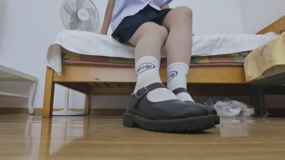 娇娇女巨人踩死