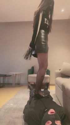 【不期而遇】黑丝高跟美腿辱狗 bf19759