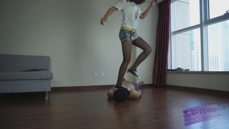 『依玲公主』依玲黑丝帆布鞋踩躲JJ，骑马。舔原味鞋袜