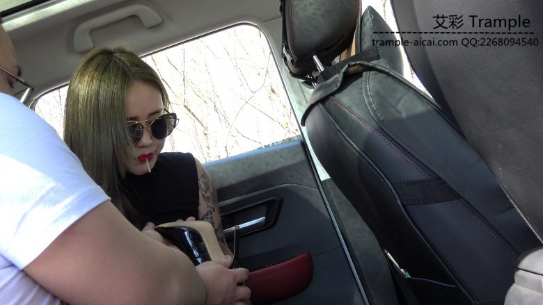 变态司机花光工资让拜金女羞辱