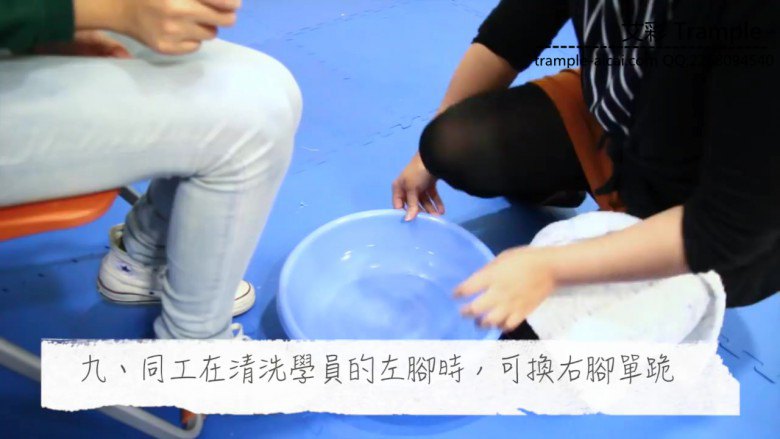 美女直播惩罚搭档闻袜子 神秘宗教洗脚礼 美女脚揉面