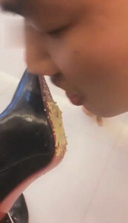 冷柔S-鞋底丝足喂食挑逗最贱狗