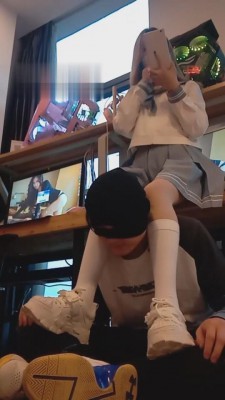 【重庆柠檬s】小白鞋过膝袜暴力揍18岁学生狗 bf10144