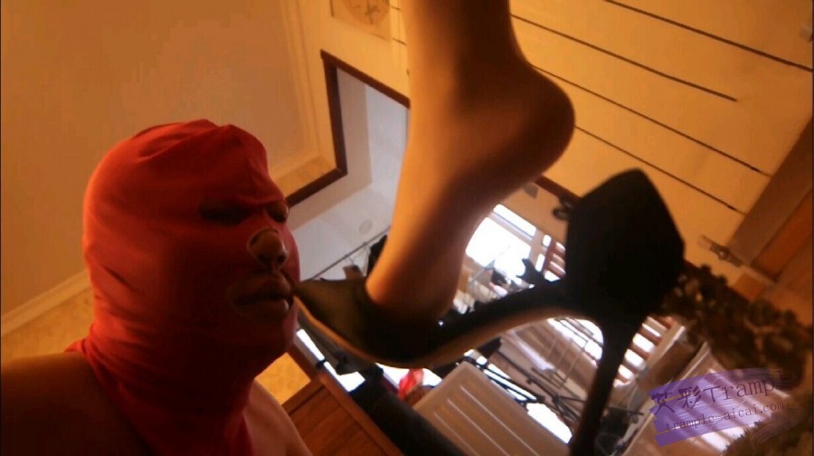 武术教练沦为艾丝家奴