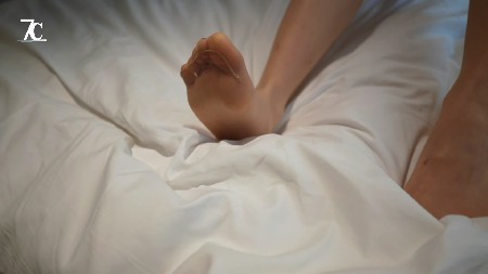 7C 闷死纹身丝袜女