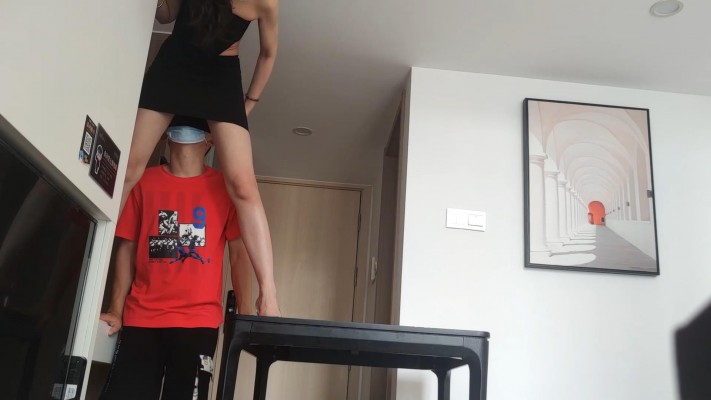 广州小鱼女神性感超短群，高跟凉鞋羞辱贱狗钻胯 YC-230414-6