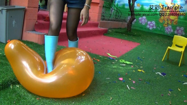 黑丝运动鞋雨靴踩气球