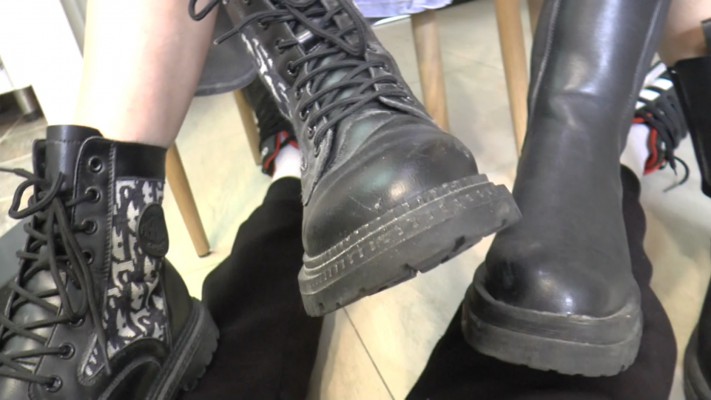 1Kitty baby 第一人称舔鞋底臭袜踩脸