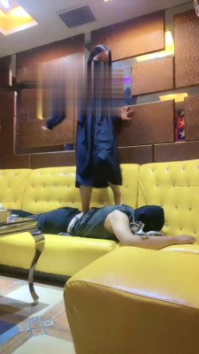 【YJ月玖儿】KTV制服丝袜诱惑羞辱狗同事 bf18023