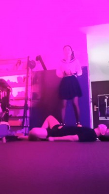 【美妙S】学生妹全体重踩踏 bf17425