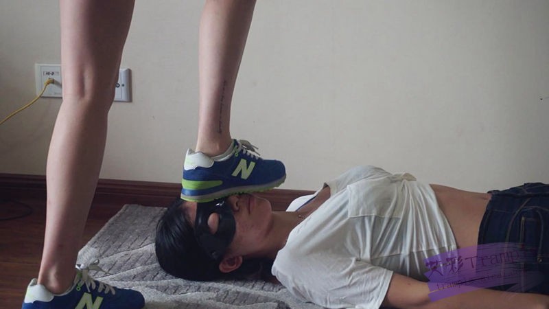 『小妮女女』白袜运动鞋的羞辱践踏女奴