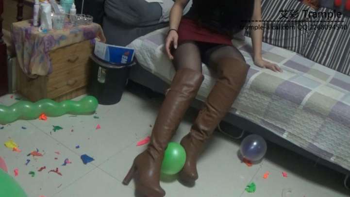 黑丝高跟靴子踩气球