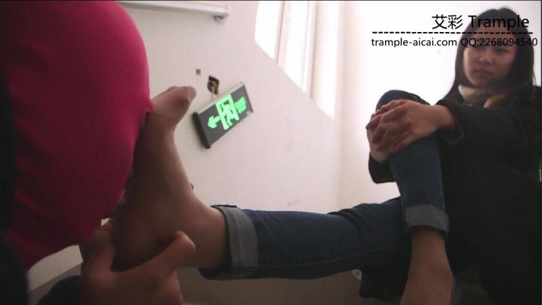 艾丝女王—-室外楼道大胆调教贱狗