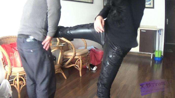 女杀手老大教训废物马仔