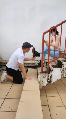 【暴力美学s】天台楼梯野外训练贱狗 bf15173