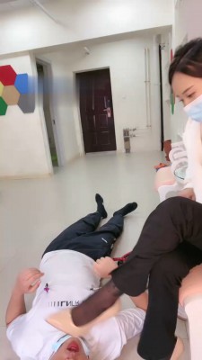 【秋秋】女瑜伽教练踩虐 bf19071