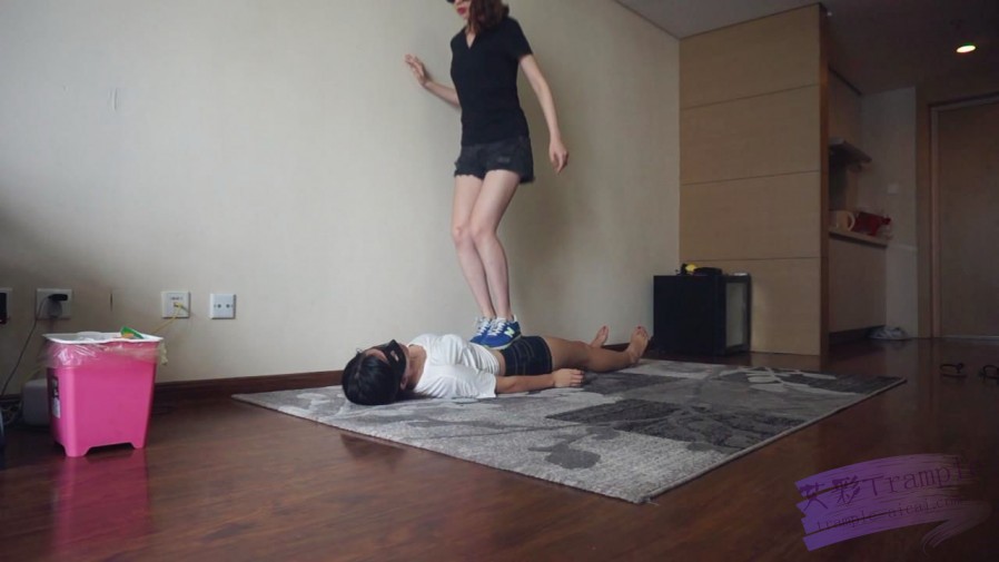 『小妮女女』白袜运动鞋的羞辱践踏女奴