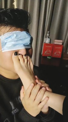 【美娜格格】会所开发技师舔脚【双视角版】 bf23307