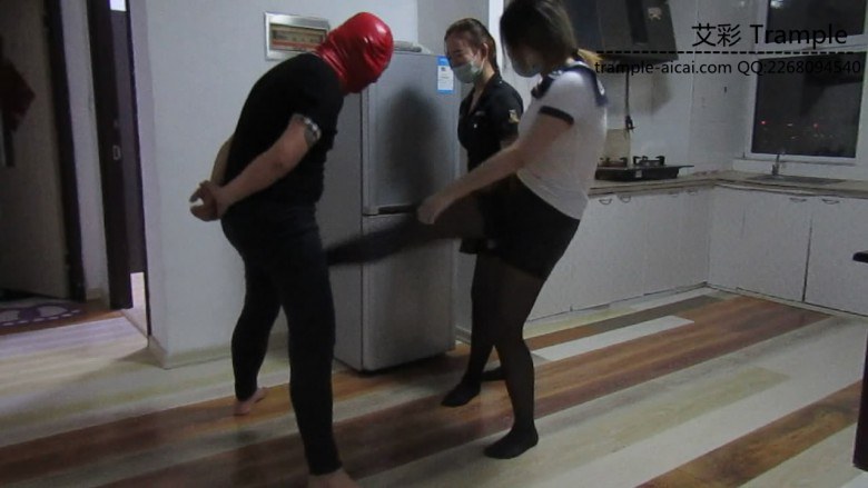婷婷小徐第一次暴力踹裆