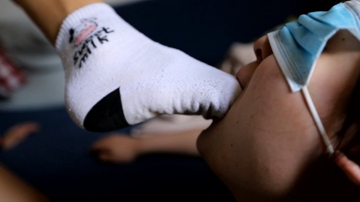 【惑心】刚运动完的臭袜深喉