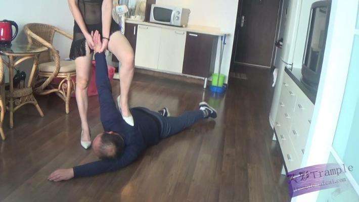 菲菲女神教训变态男（上）