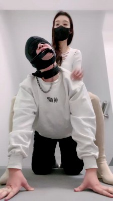 【莫莉】车模商场楼道踩虐狗 bf21397