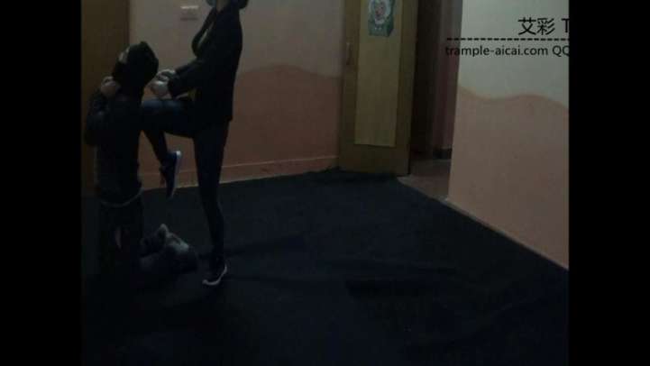 女特工宰杀暴徒。