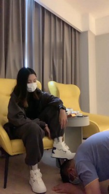 【夏夏s】聚会偷闻袜子被驯化 bf18120