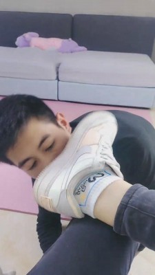 【雪儿】舔脏小白鞋/臭脚 bf11852