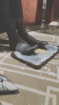 【00后南茜】黑丝踩踏食物喂食恋足双奴 bf12177