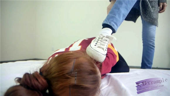 至尊LULU女女侮辱 校花儿大战之不打你，你骨头痒 G-NV-178