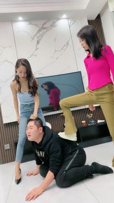 【麋鹿银儿】姐妹花暴力踩踏深喉贱狗 bf23114