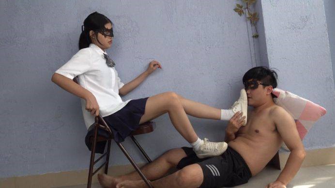 【南国原创】不良女生雯雯把猥琐男踩在地上羞辱