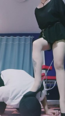 【清欢】高跟肉丝踩踏脚下奴 bf12181