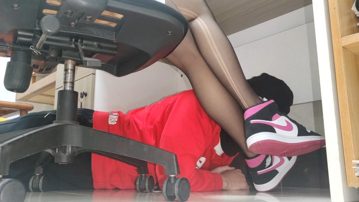 168cm黑丝AJ中山少女姿默玩LOL，无意识把狗头狗裆当脚垫 YC-220224-3