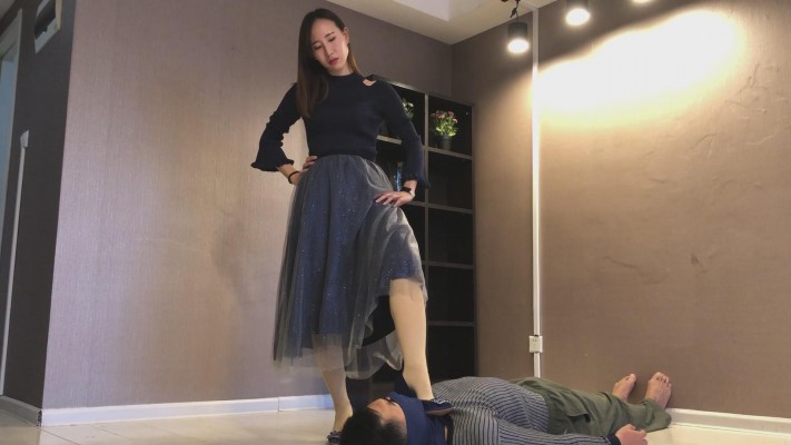 超级美女 踩踏调教 YC-220113-6