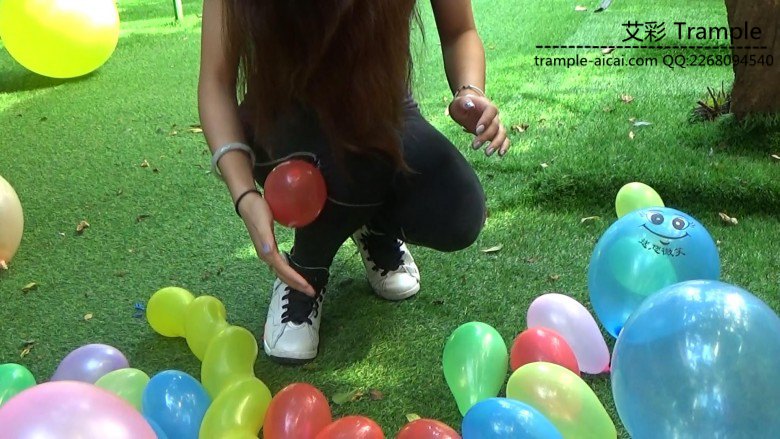 黑丝运动鞋雨靴踩气球_HD绳艺资源