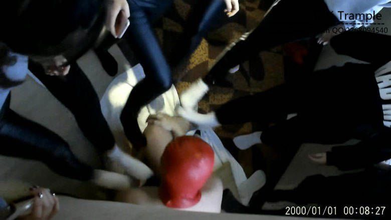 【七小主】众多女生臭脚围殴头套男