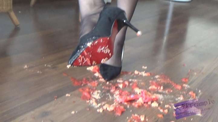 燕子女主模拟男根粉碎