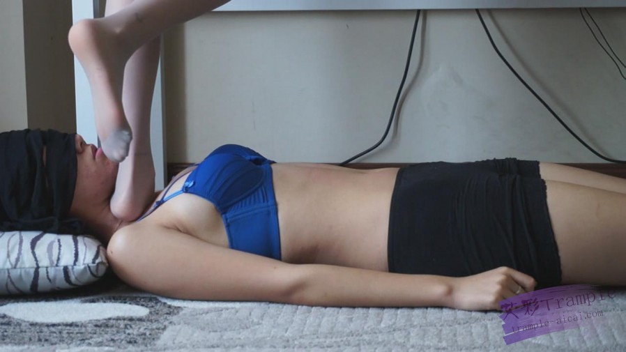 『小妮女女』灰袜细高跟鞋踩踏女毯子