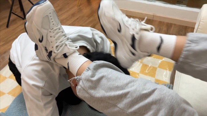 【子怡】带闺蜜戏弄羞辱毯子，舔两双鞋底闻袜子