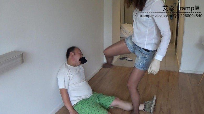 美女老师踩死坏学生