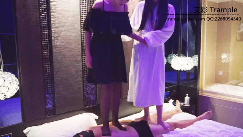 歆玥洛芸双s暴力踩踏毯子