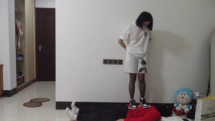 168cm中山少女姿默黑丝AJ全体重踩踏，坐脸，羞辱清理鞋子 YC-220219-6