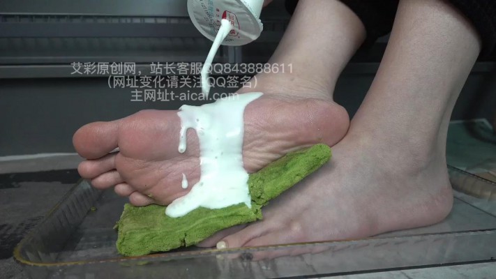 【樱女王】樱女王白嫩美脚喂食，m吃干净脚上的蛋糕和酸奶！YC-230113